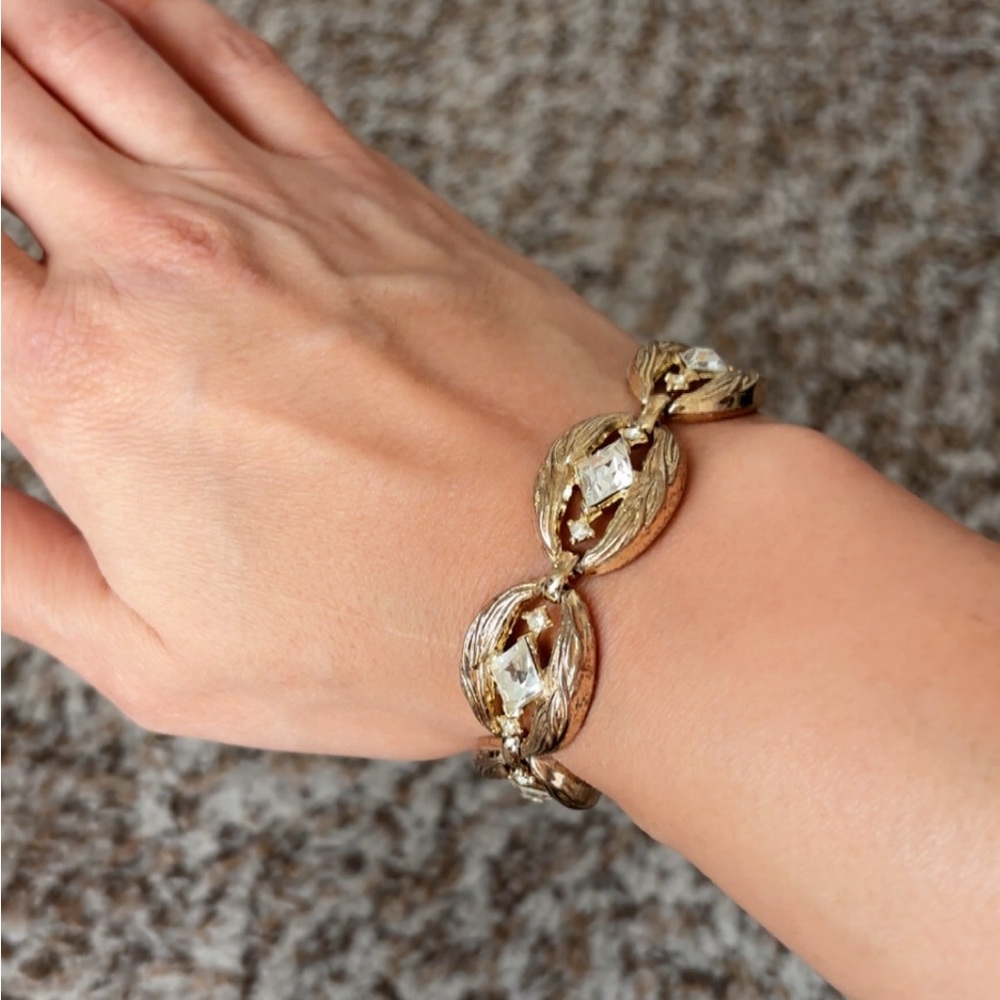 Elegant Vintage Trifari Gold and rhinestone Women's Necklace